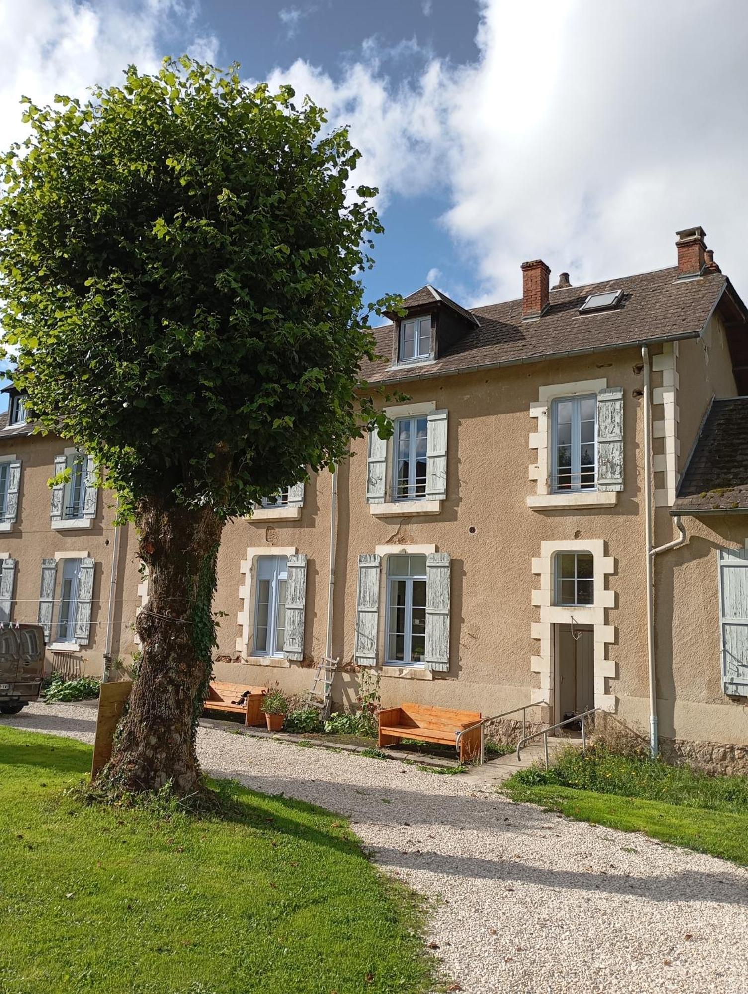 L' Ancienne Ecole Du Morvan Larochemillay Bagian luar foto